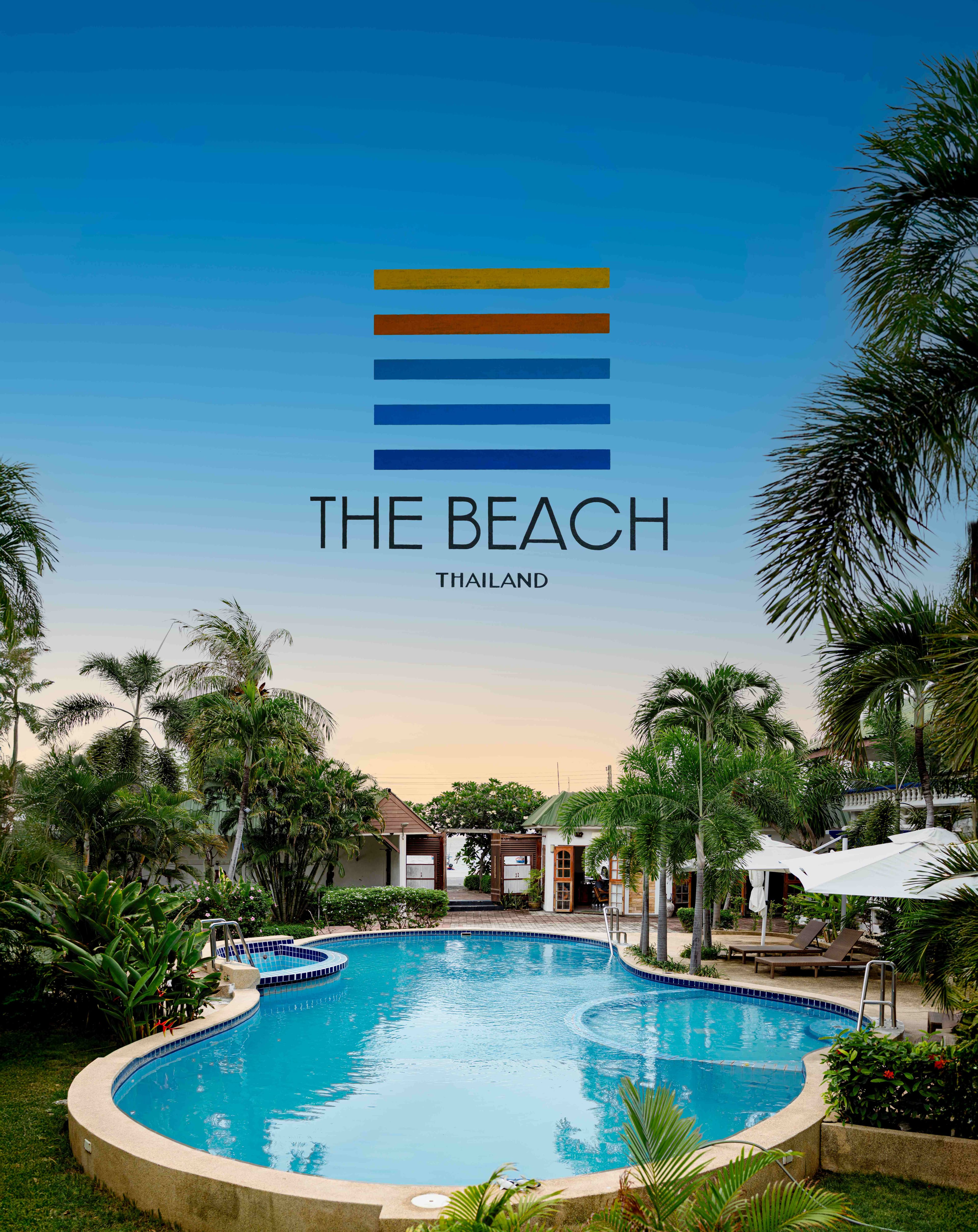 Poolanlage der Altersresidenz The Beach in Hua Hin, Thailand, umgeben von Palmen